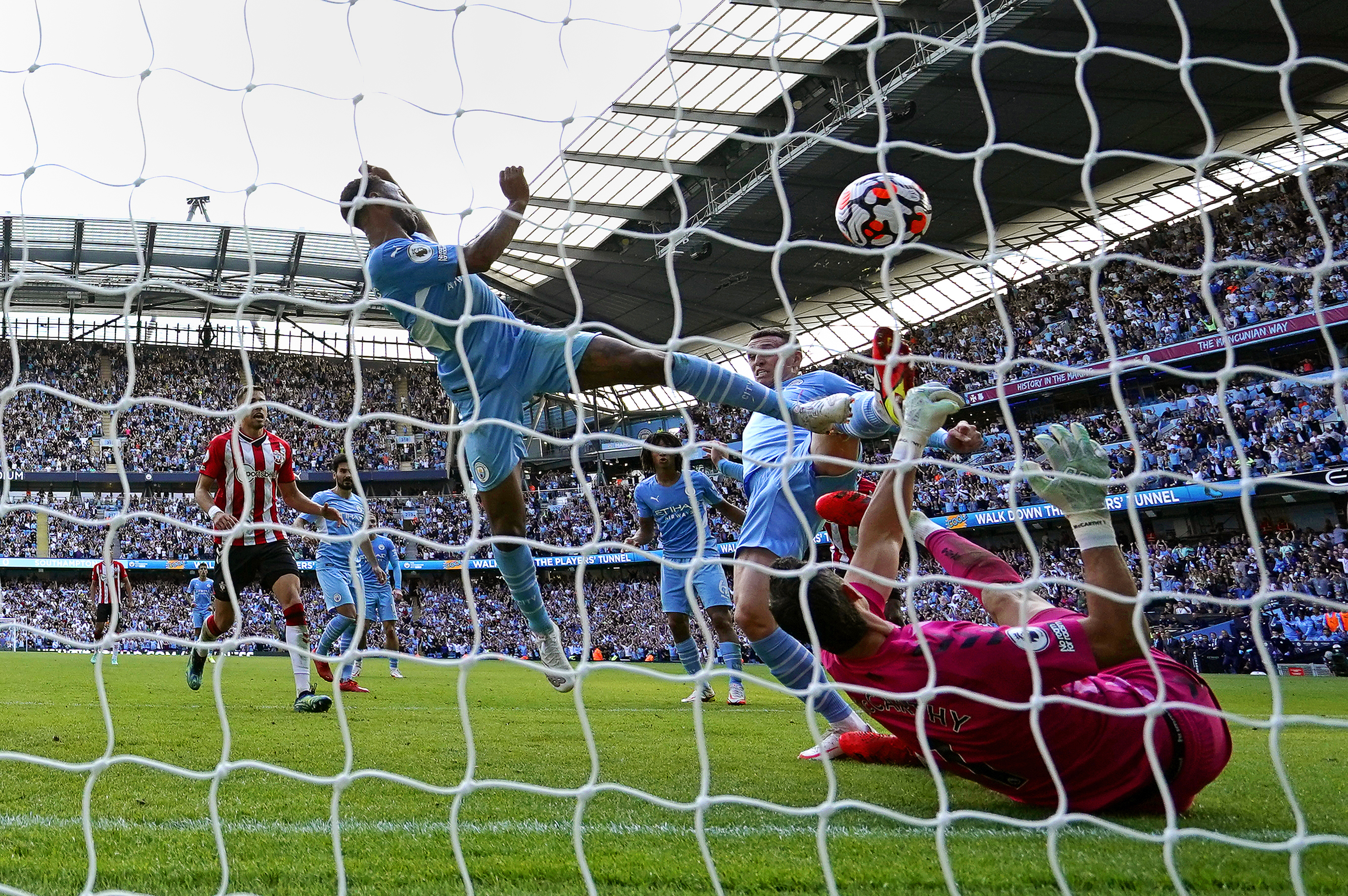 Nejásejte, ještě je tu kamera. (Raheem Sterling z Manchester City dává Southamptonu FC gól, který pak videorozhodčí neuznal, 2021)